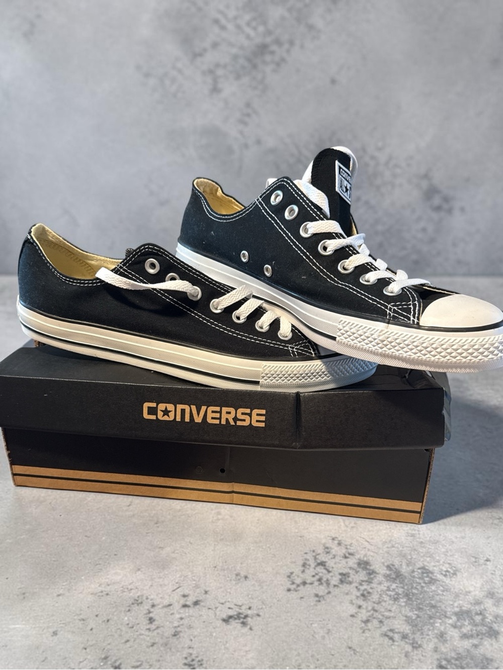 Converse Chuck Taylor Black & White Low Top Sneakers Unisex men's 10 Women's 12